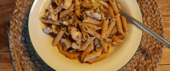 Heerlijke pasta met kastanje champignons, kip en romige truffelsaus Heerlijke pasta met kastanje champignons, kip en romige truffelsaus